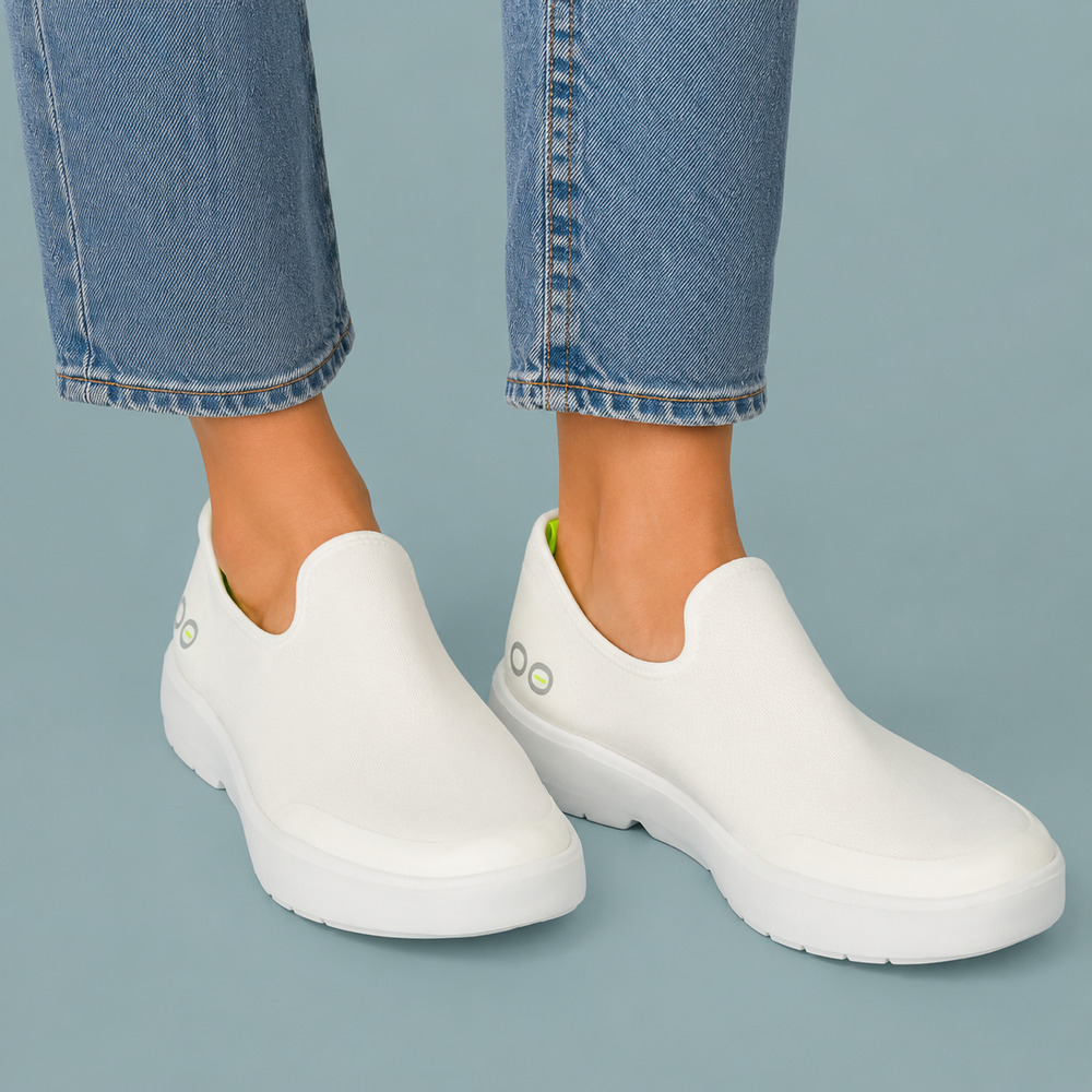 OOfos Women's Size 10 White Solid Slip-On Lightweight Comfort Walking Sneakers